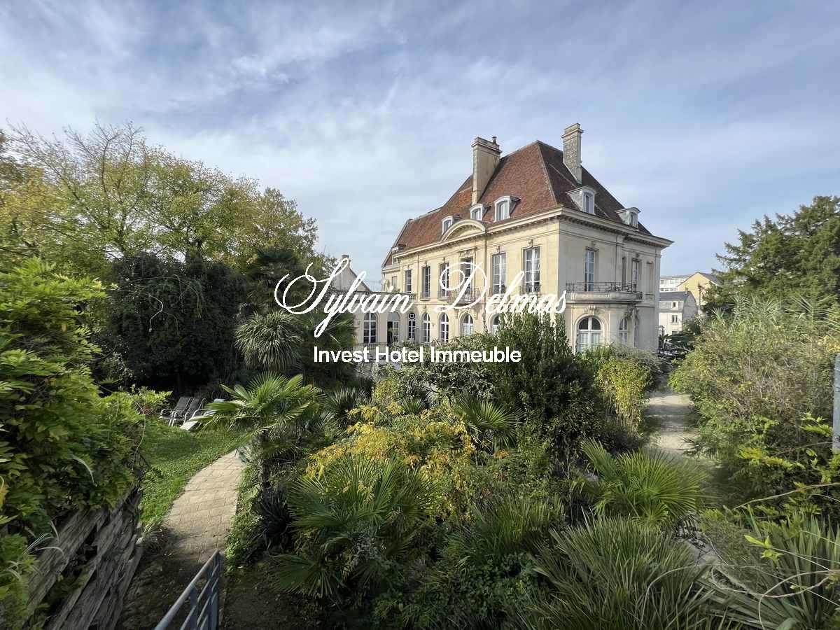 Sublime hôtel particulier du XIX ème, dépendances, 2000 M² , parc de 4700 m² en ville !!