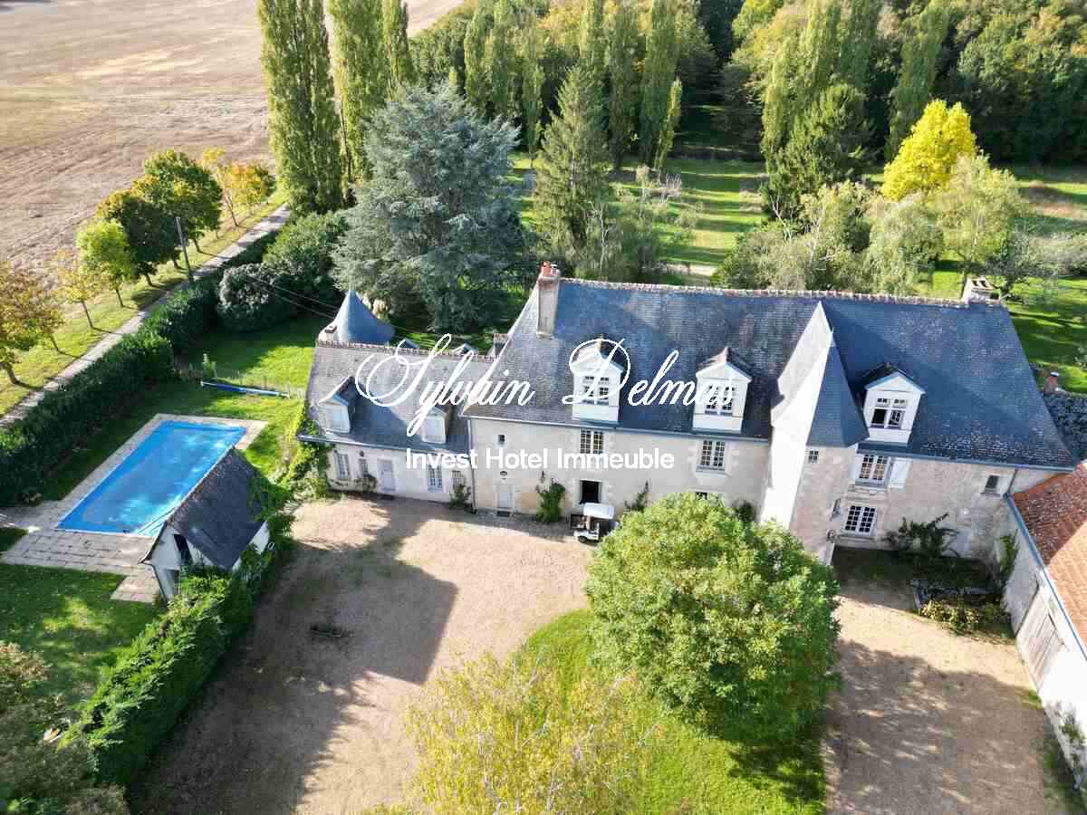 AUTHENTIQUE MANOIR DU XV et XVIIIème à 15 minutes de TOURS avec 90 hectares d'un seul tenant