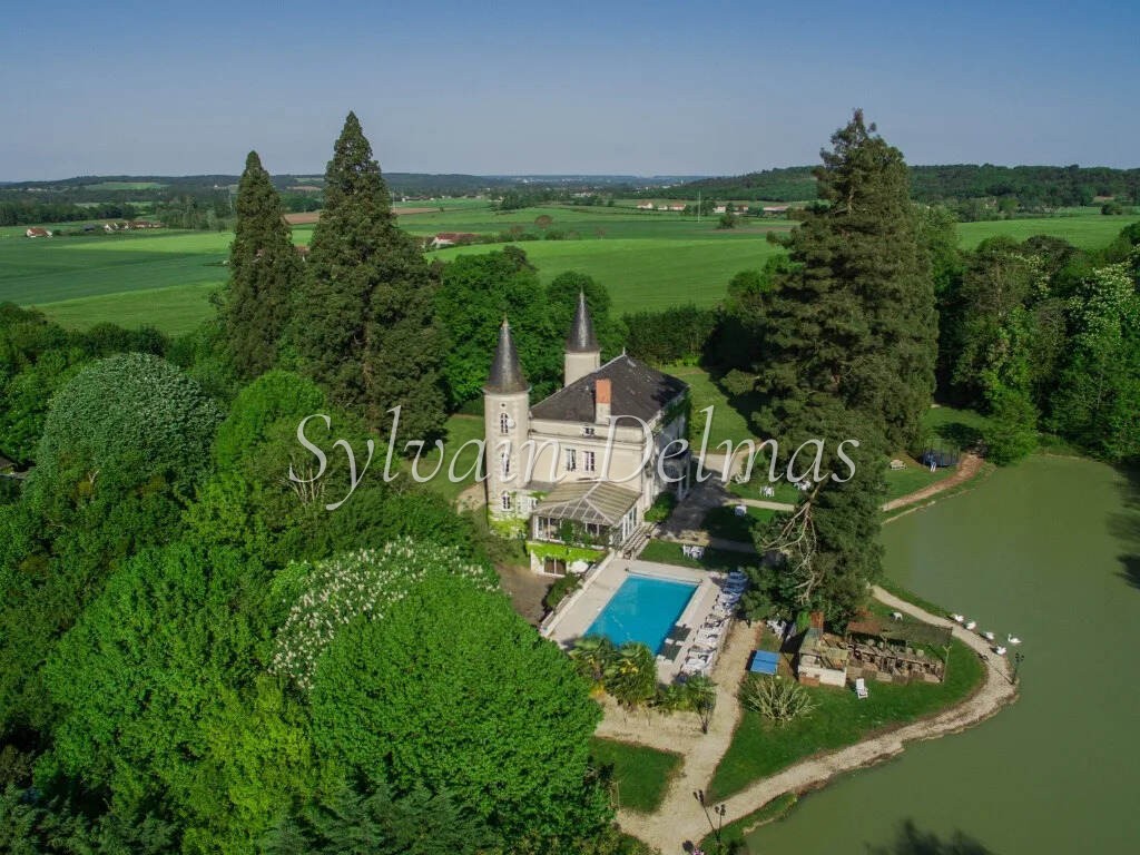 La Roche Posay château XIXème restauré 1500 m2 sur 4.5 hectares 1.680 M€