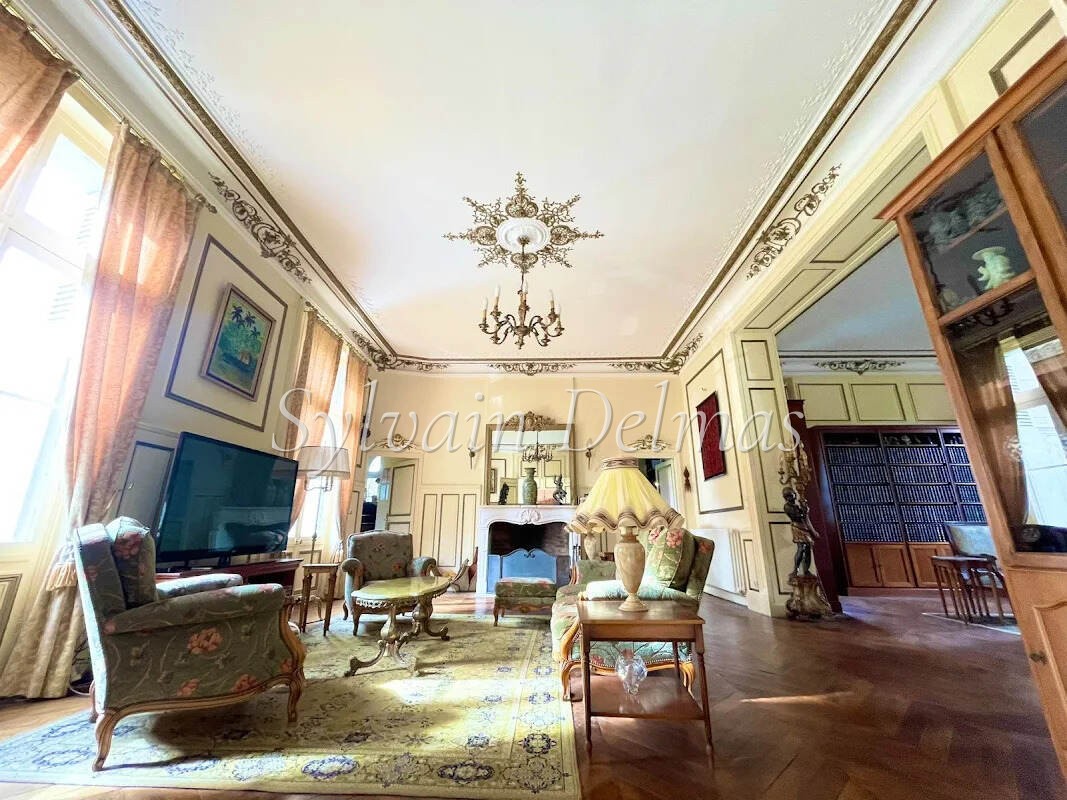 La Roche Posay château XIXème restauré 1500 m2 sur 4.5 hectares 1.680 M€