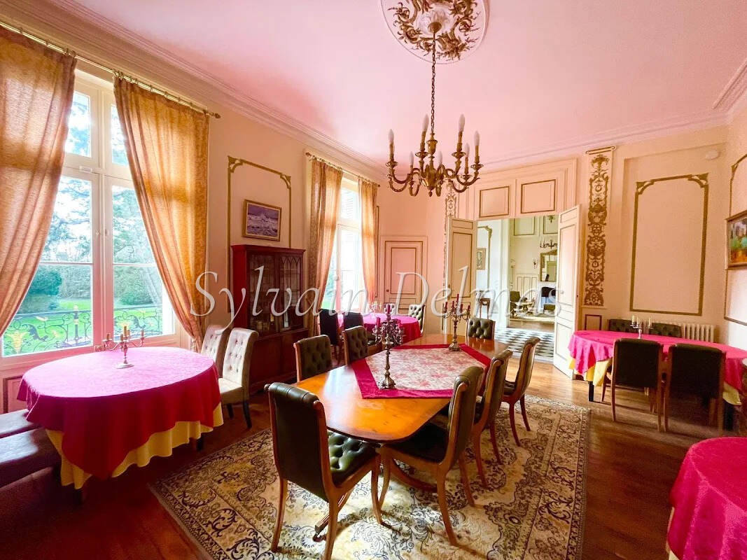 La Roche Posay château XIXème restauré 1500 m2 sur 4.5 hectares 1.680 M€