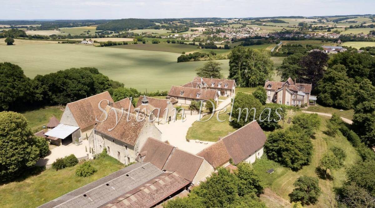 A 1H50 de PARIS impressionnant ensemble immobilier du XV et XIXème