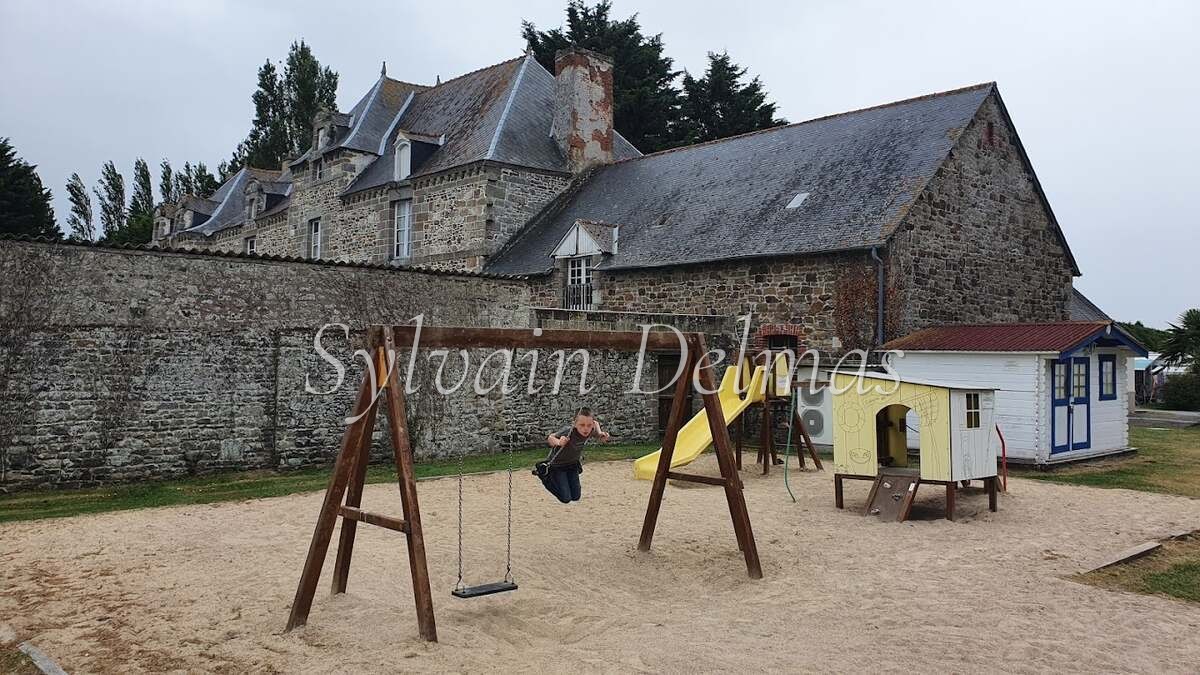 CHATEAU XVII ème AVEC CAMPINC PROCHE DE SAINT MALO