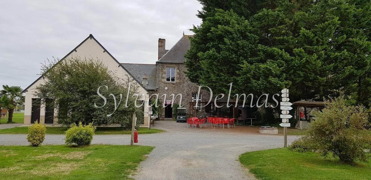 CHATEAU XVII ème AVEC CAMPINC PROCHE DE SAINT MALO