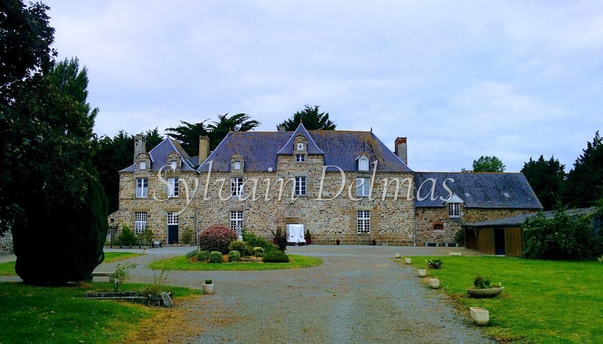 CHATEAU XVII ème AVEC CAMPINC PROCHE DE SAINT MALO
