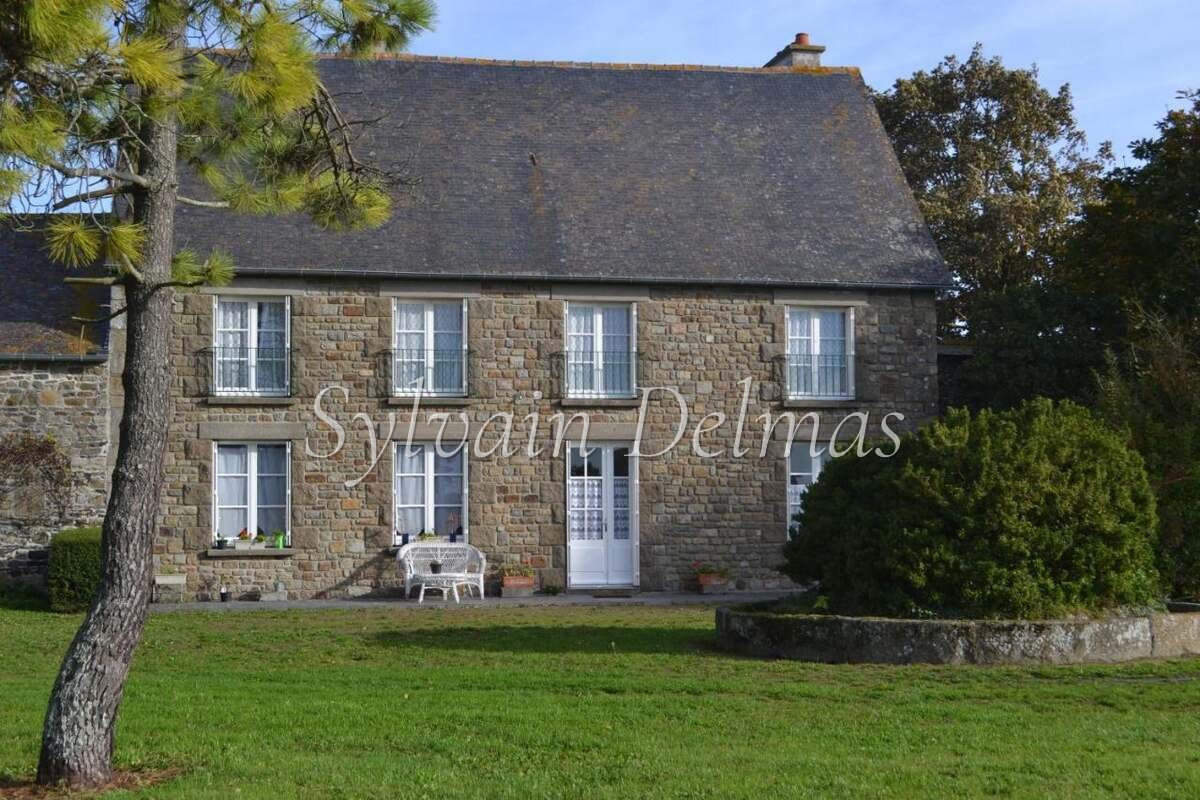 CHATEAU XVII ème AVEC CAMPINC PROCHE DE SAINT MALO