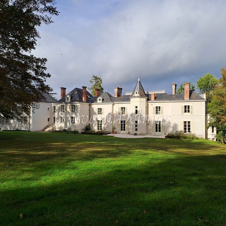 Magnifique château hôtel du XIX -ème restauré proche de Blois et Chaumont sur un parc de 3,5ha.