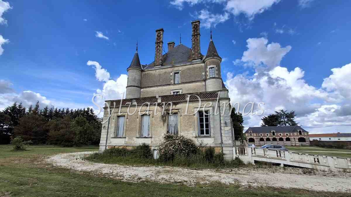Château XIX eme ideal pour hôtel restaurant clos de murs.