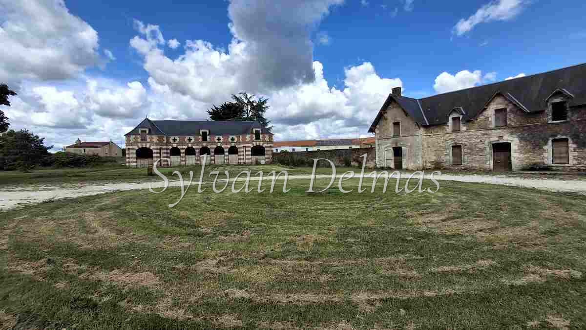Château XIX eme ideal pour hôtel restaurant clos de murs.
