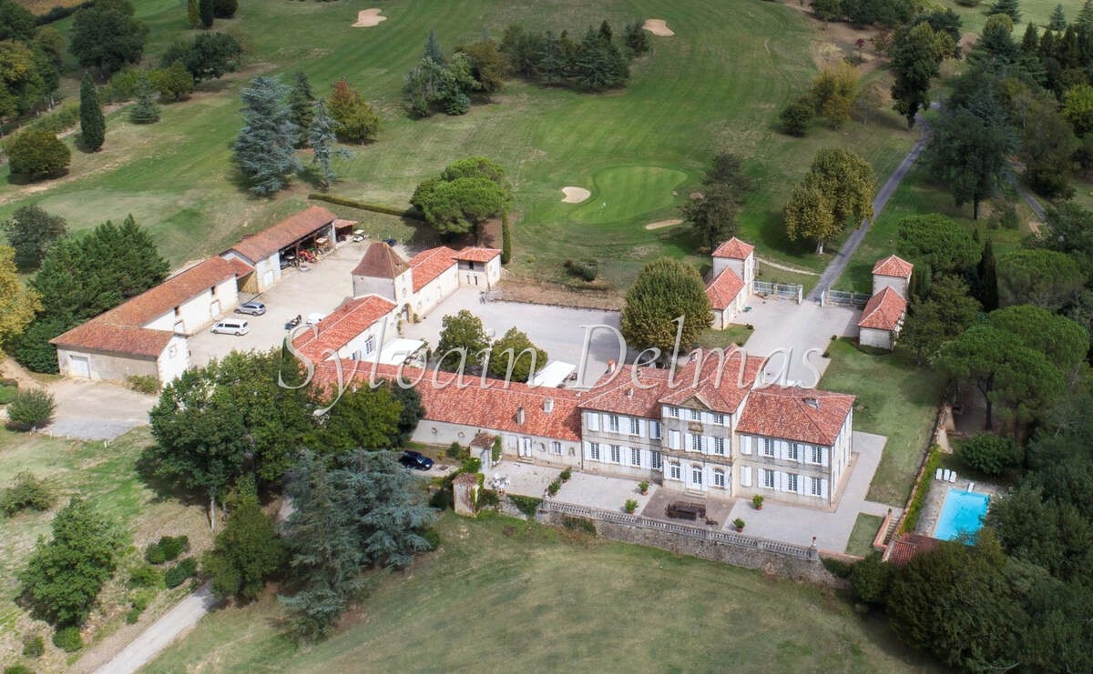 CHATEAU XVIII sur 70 ha, VUE PANORAMIQUE PYRÉNÉES