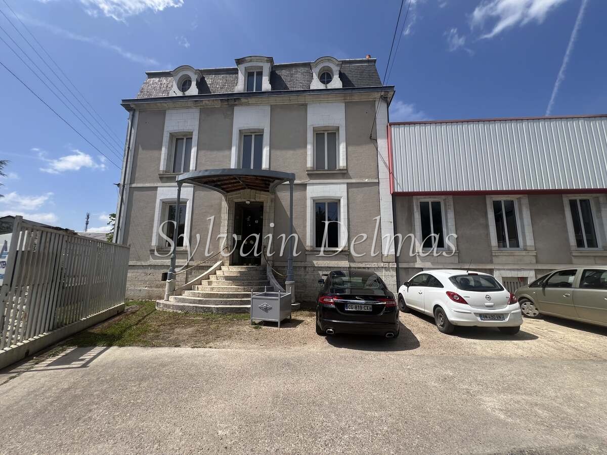 AMBOISE OPPORTUNITE 4000 m2 de locaux industriel avec maison de maître aménagée en bureaux
