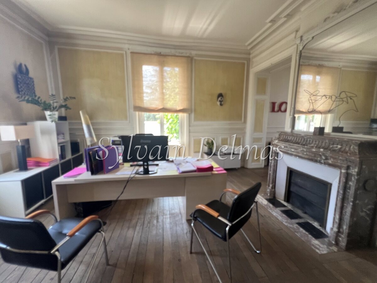 AMBOISE OPPORTUNITE 4000 m2 de locaux industriel avec maison de maître aménagée en bureaux