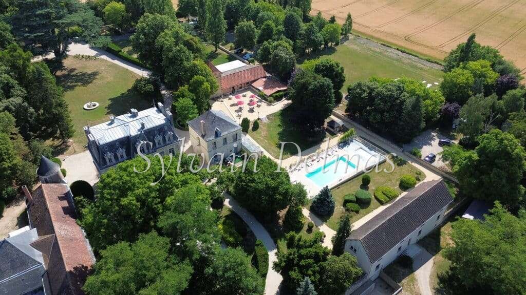 FABULEUX CHÂTEAU XIX ème en Touraine, restauré en lieux de séminaires