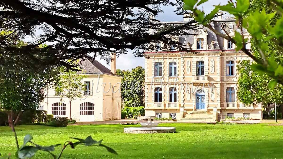 FABULEUX CHÂTEAU XIX ème en Touraine, restauré en lieux de séminaires