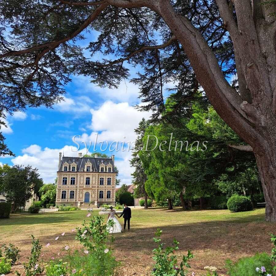 FABULEUX CHÂTEAU XIX ème en Touraine, restauré en lieux de séminaires