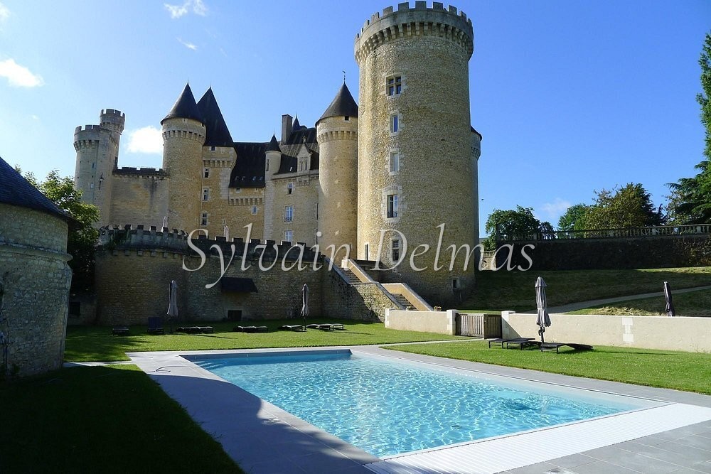 Majestueuse propriété du XVe siècle, entièrement rénovée, combine histoire, élégance et fonctionnalité. Situé au cœur de 15,5 hectares de terres somptueuses,