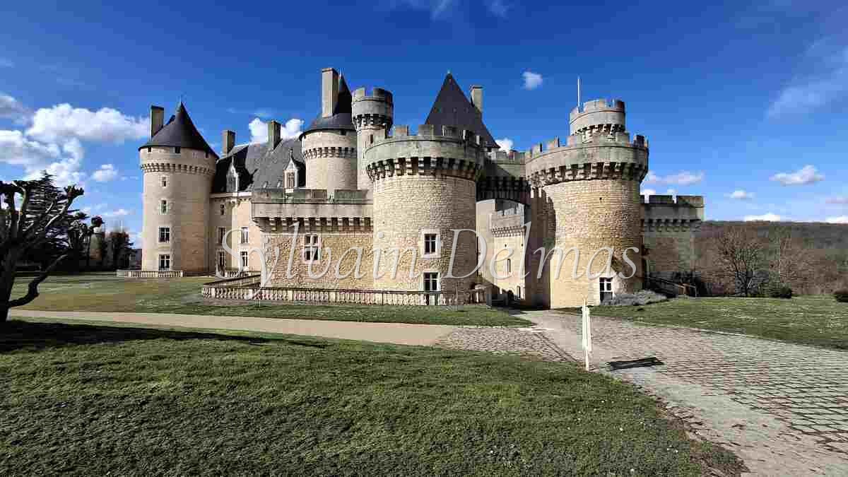 Majestueuse propriété du XVe siècle, entièrement rénovée, combine histoire, élégance et fonctionnalité. Situé au cœur de 15,5 hectares de terres somptueuses,