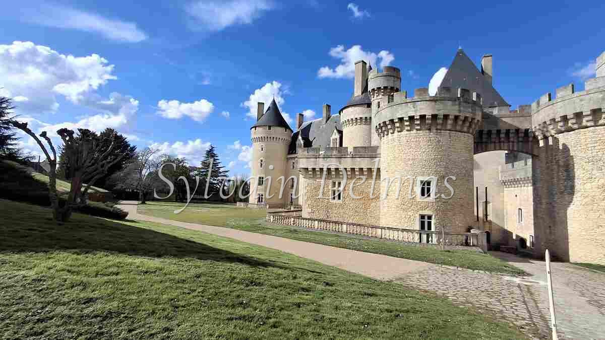 Majestueuse propriété du XVe siècle, entièrement rénovée, combine histoire, élégance et fonctionnalité. Situé au cœur de 15,5 hectares de terres somptueuses,