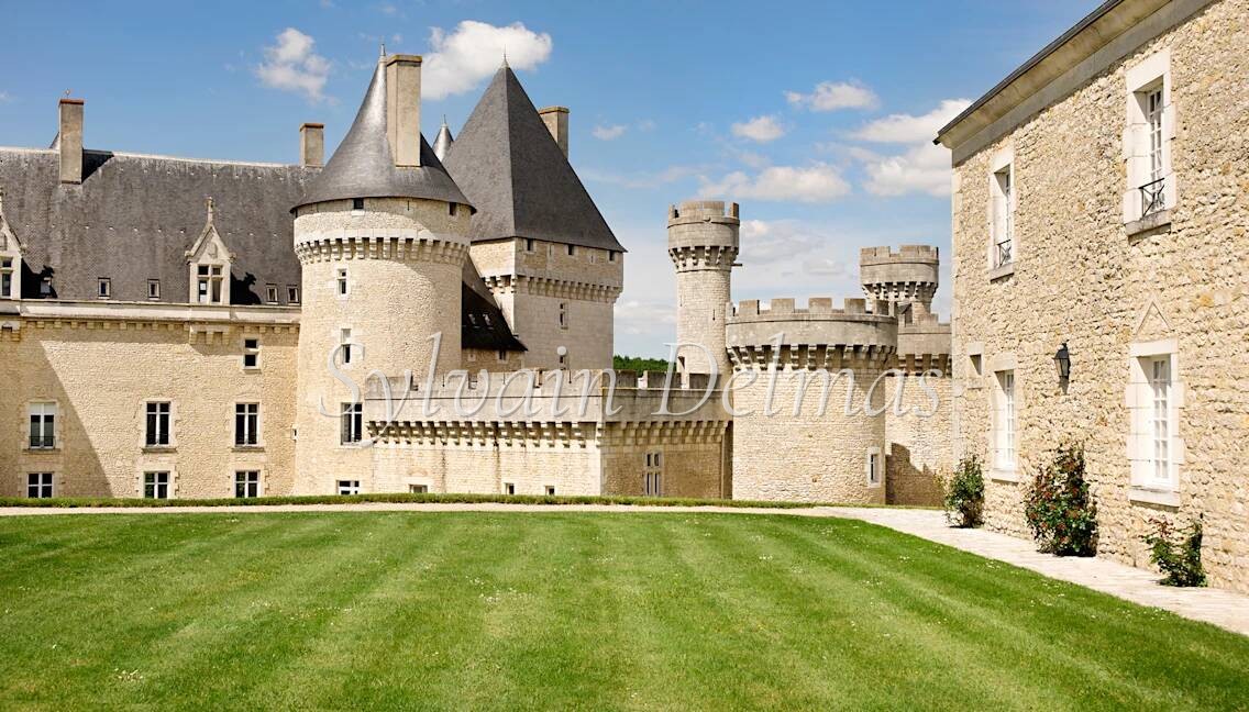 Majestueuse propriété du XVe siècle, entièrement rénovée, combine histoire, élégance et fonctionnalité. Situé au cœur de 15,5 hectares de terres somptueuses,